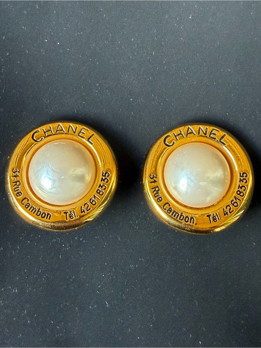 CHANEL Vintage 1988 31 Rue Cambon Tel. 42618335 clip on Earrings